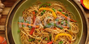 Wok de poulet aux légumes et spaghetti